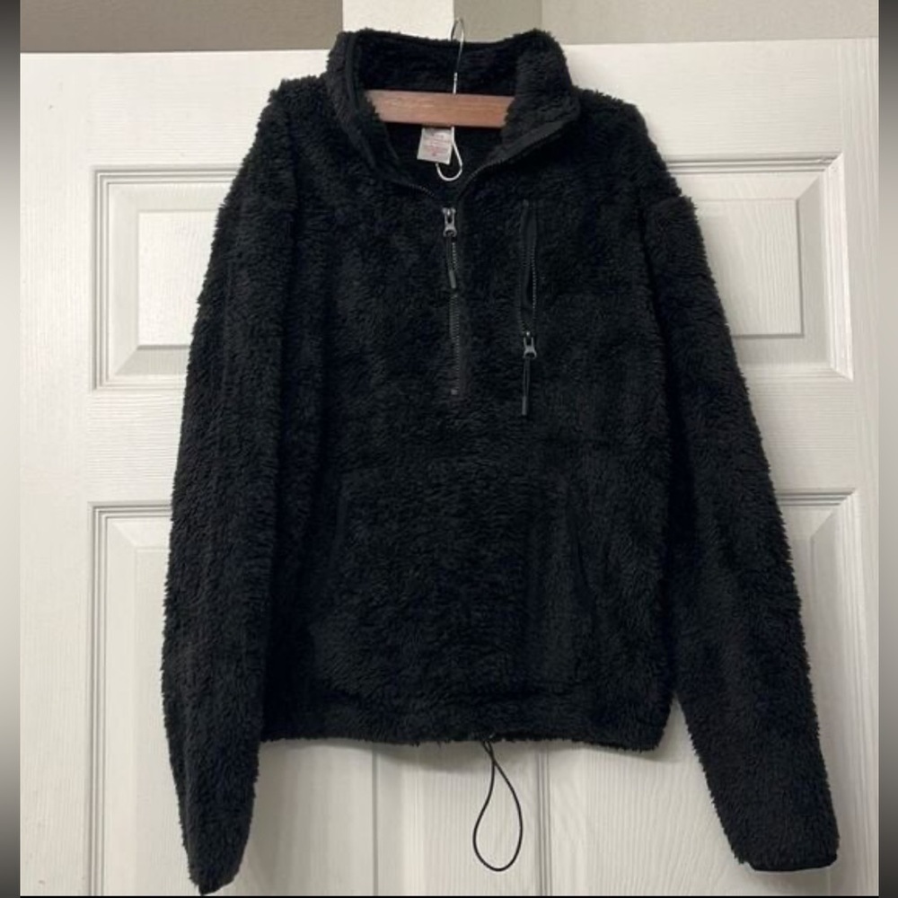 Women’s Medium Black Fuzzy Pull Over
